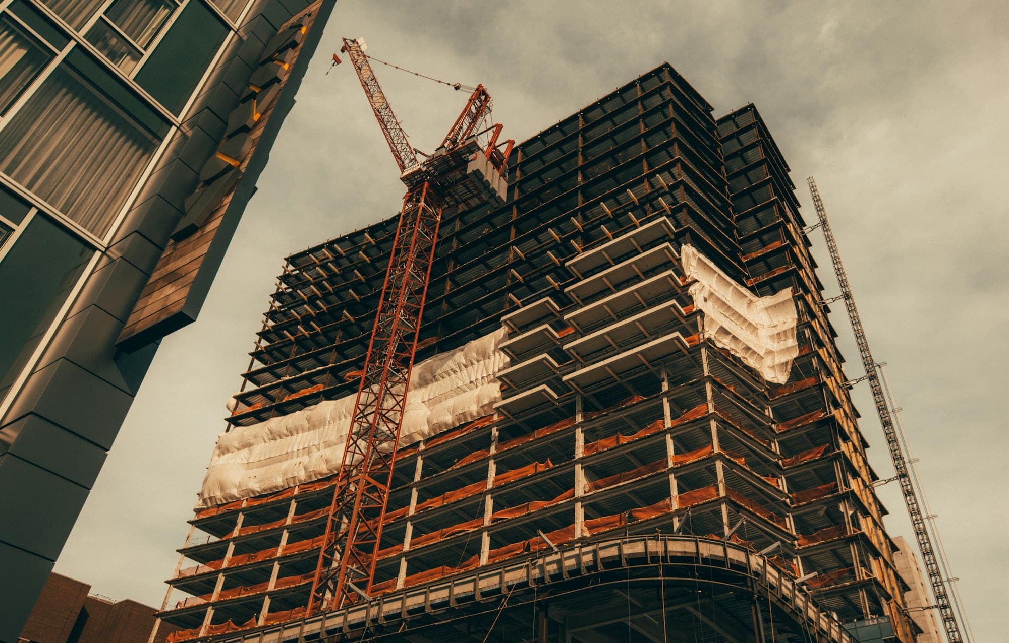 Grue sur un chantier de construction de bâtiment