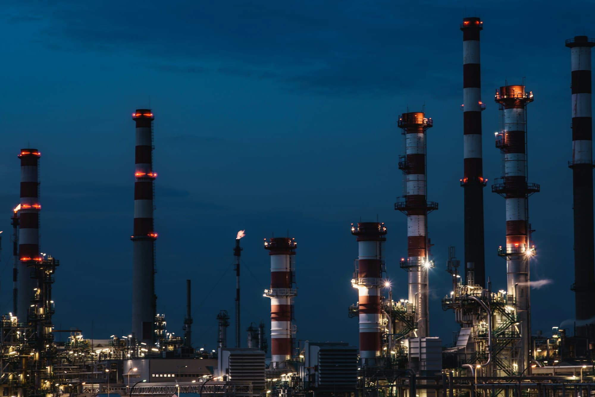 Site industriel illuminé de nuit
