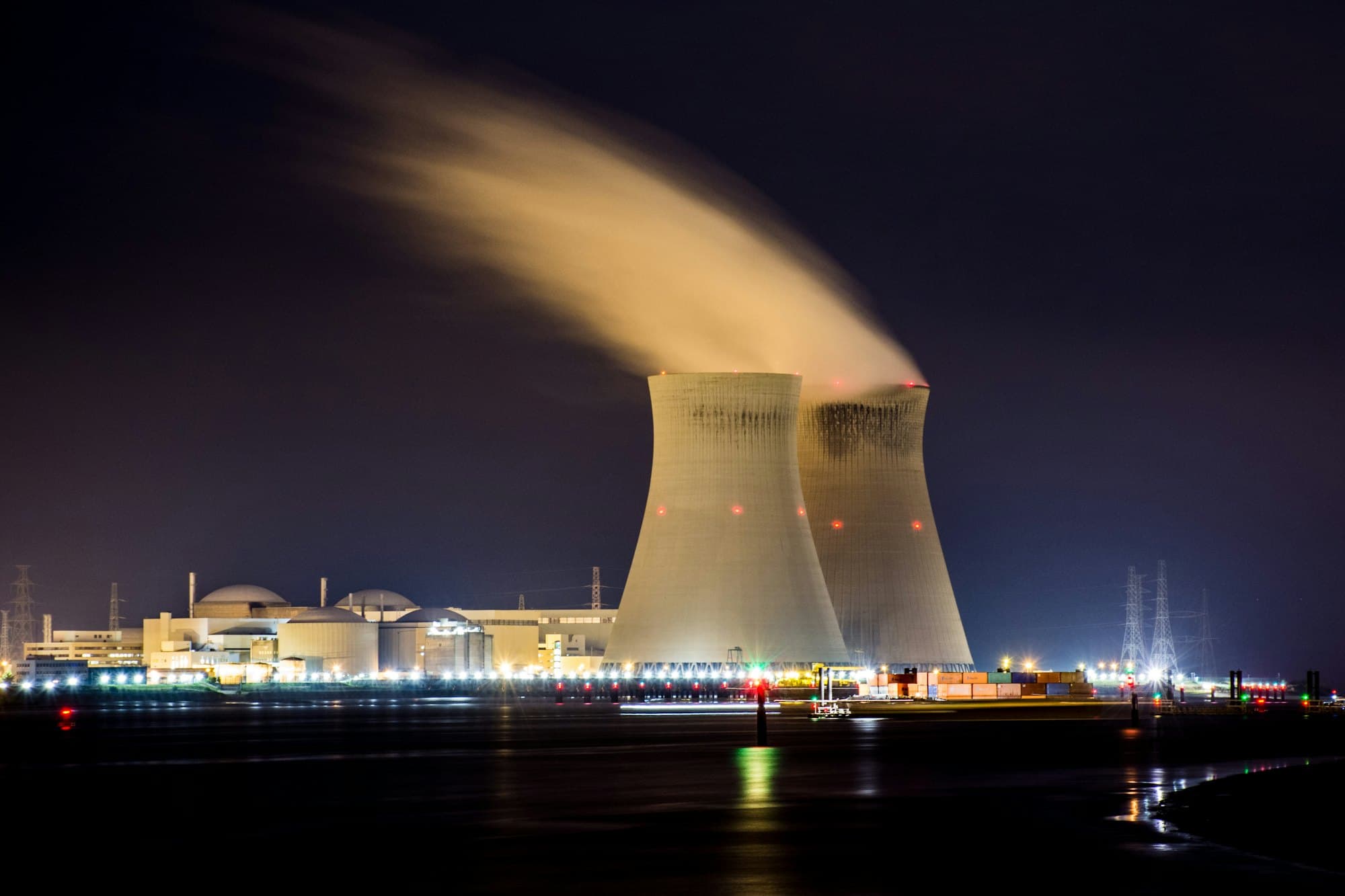 Tours de refroidissement d'une centrale nucléaire de nuit