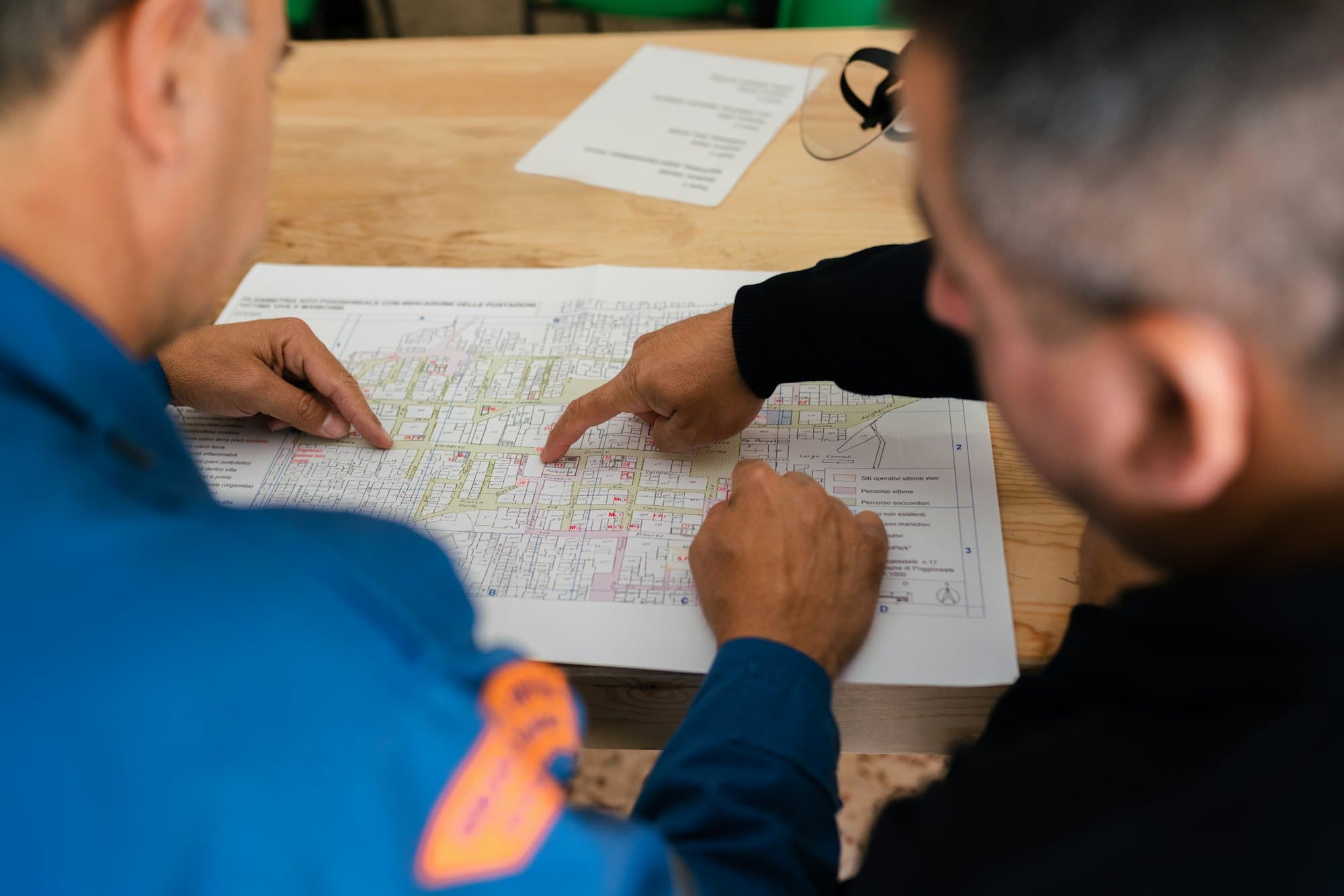 Ingénieurs étudiant des plans techniques