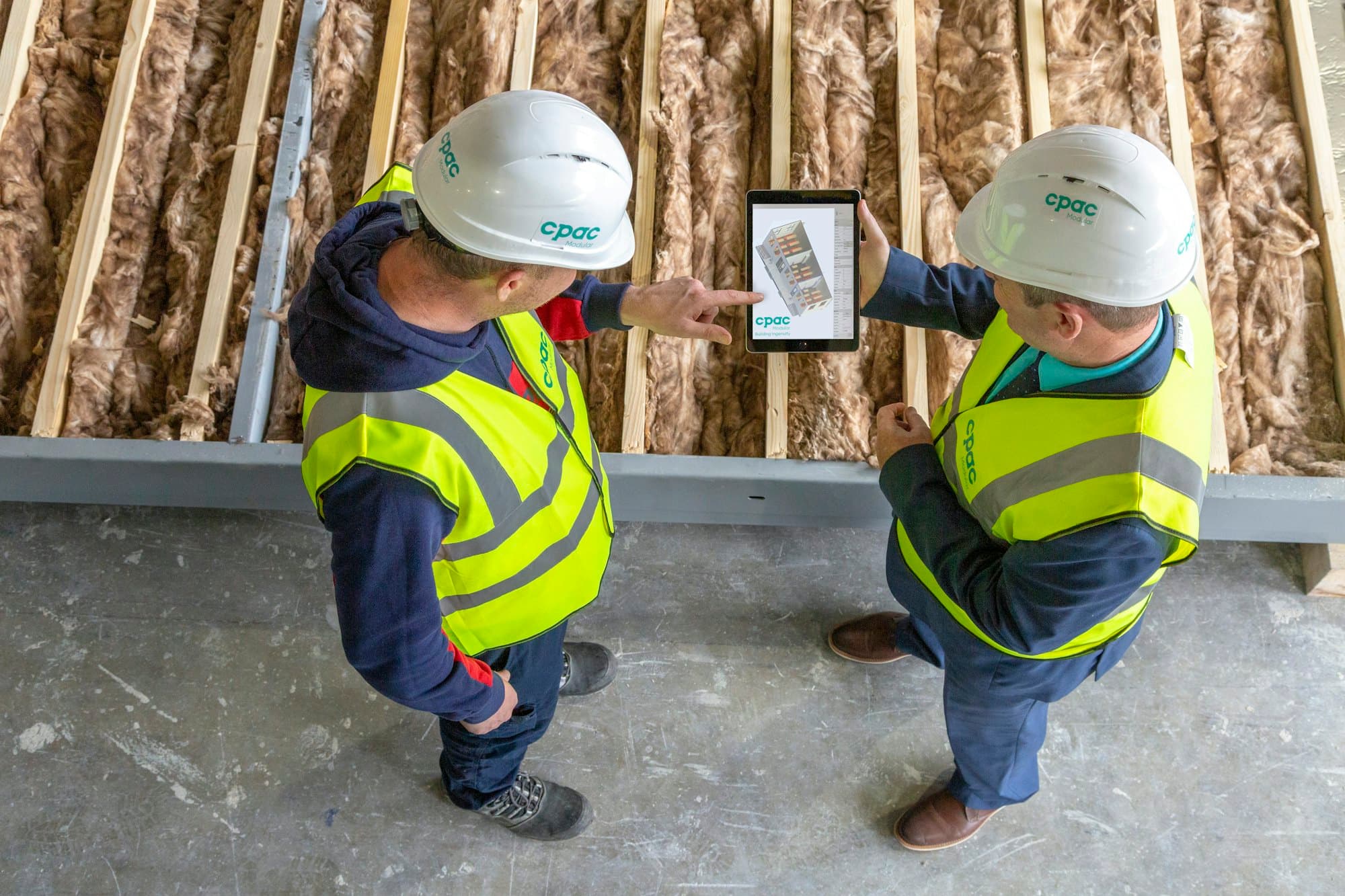 Conducteurs de travaux consultant les plans sur un chantier